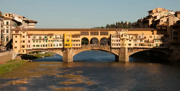 Die berühmte ponte vecchio brücke in florenz, italien — Stockfoto