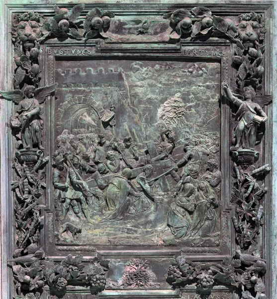 比萨大教堂青铜大门的片段 — 图库照片