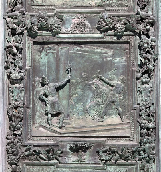 Fragment pisa katedrála bronzovou hlavní dveře — Stock fotografie