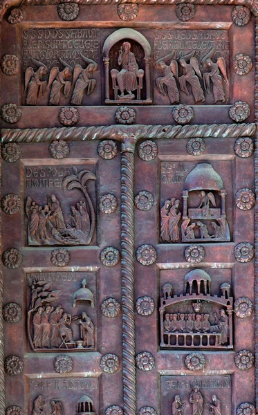 Medieval iron door of the Pisa Cathedral — Stock Photo, Image