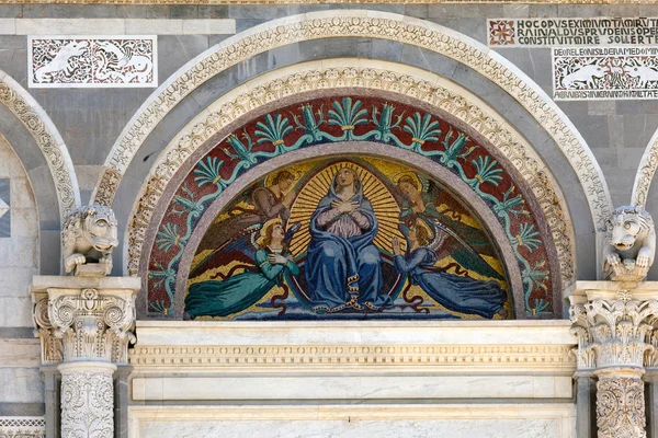 Details of the decoration of the Pisa Cathedral — Stock Photo, Image