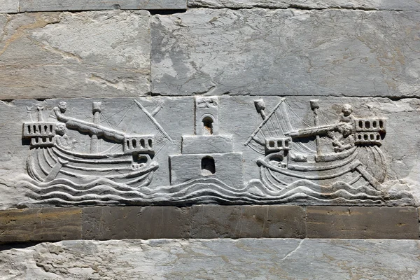 Carving of Pisa naval ships on the side of the leaning tower of Pisa — Stock Photo, Image