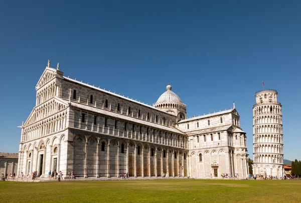 Die Kathedrale von Pisa und der schiefe Turm — Stockfoto