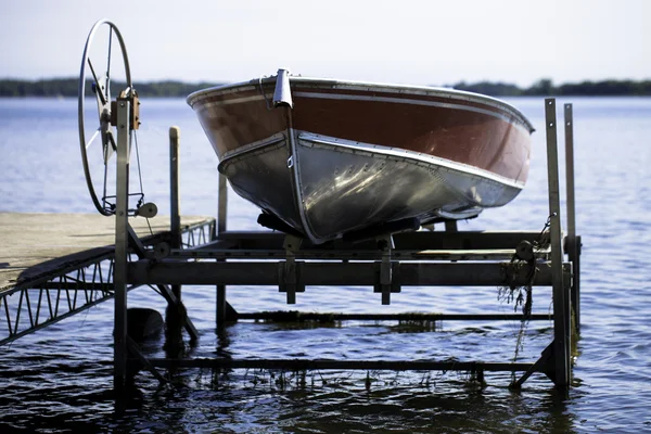Fishin båt på Båtlyft i sjön — Stockfoto