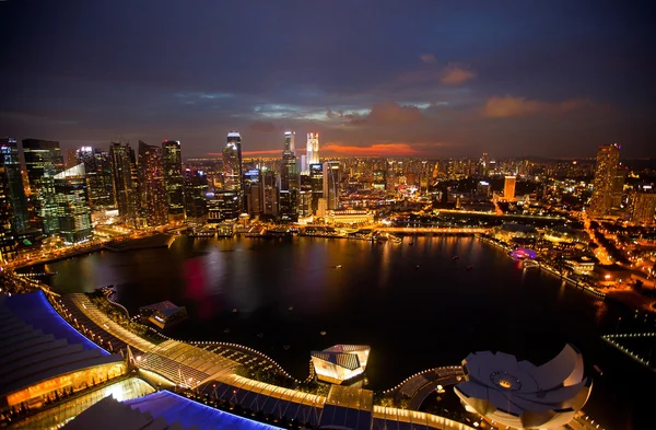 Gece sahne mali bölge Singapur çatı marina defne otel. — Stok fotoğraf