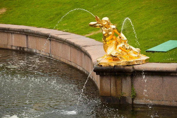 Peter gof之泉，俄罗斯圣彼得堡 — 图库照片