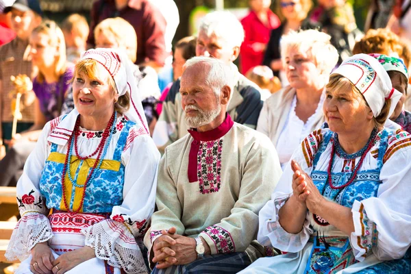 Local durante celebrar la fiesta anual de la cultura nacional de Vepsia Árbol de la Vida (vepssk.Elo-pu ) — Foto de Stock