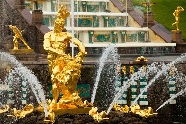 Słynny samson i fontanny lew w peterhof Wielka kaskada, st. petersburg, Federacja Rosyjska. — Zdjęcie stockowe