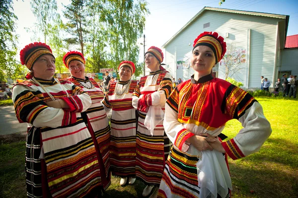 Lokalny podczas świętowania roczne wakacje Vepsian narodowej kultury Tree of Life (vepssk. Elo-pu) — Zdjęcie stockowe