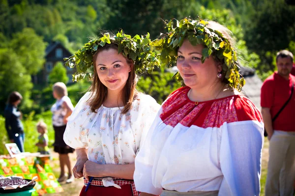 Lokala under fira årliga semester Vepsian nationell kultur livets träd (vepssk. Elo-pu) — Stockfoto