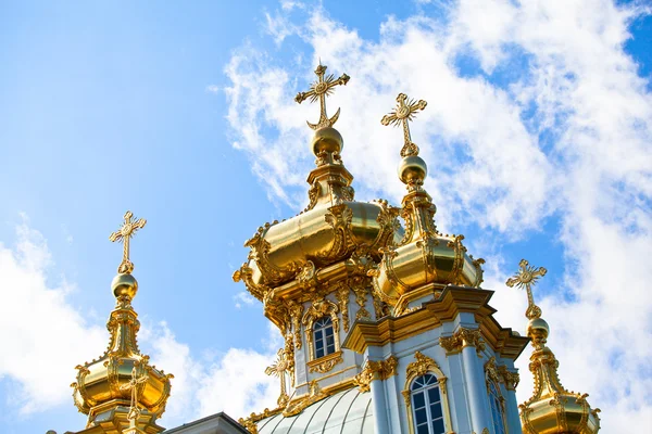 Die kuppeln mit kreuzen großer palast peterhof, petrodworez, saint-petersburg, russland — Stockfoto