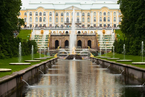 Peterhof Grand Cascade em São Petersburgo, Rússia — Fotografia de Stock