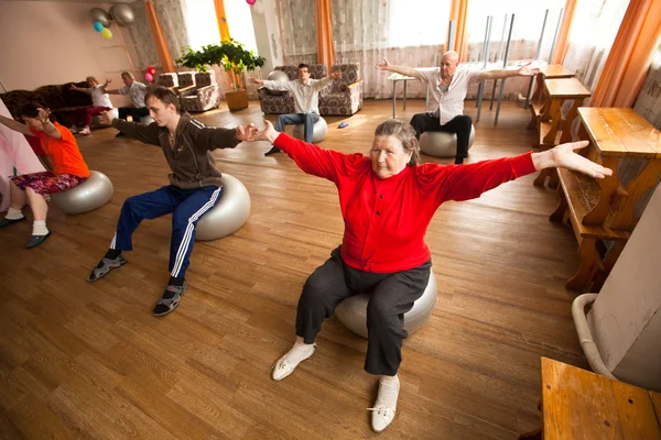 Dag hälsa i mitten av sociala tjänster för pensionärer och funktionshindrade otrada — Stockfoto