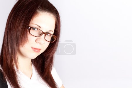 Portrait de la femme d'affaires portant des lunettes 