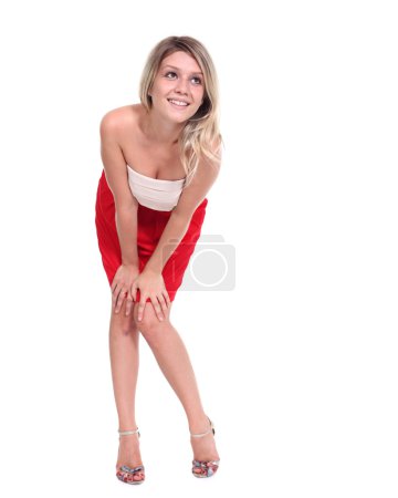 Joyeux jeune femme en robe rouge .