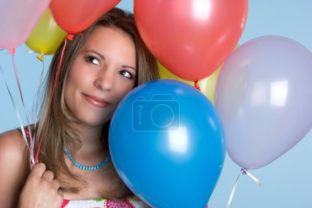 Fille tenant des ballons