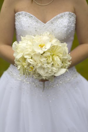 mariée avec bouquet de mariage