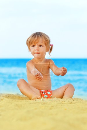 Petite fille sur la mer 